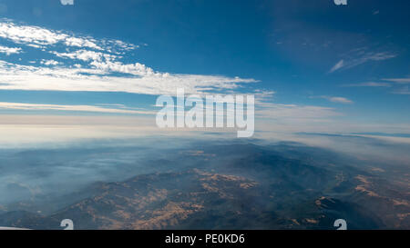 Vue aérienne de la formation des montagnes avec des nuages bas en journée Banque D'Images