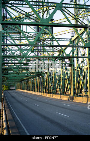 Levage et transport de section Colombie-britannique piétonne Interstate bridge relie l'Oregon et de Washington à Portland et Vancouver et est un important Banque D'Images