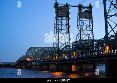 Levage et transport de section Colombie-britannique piétonne Interstate bridge dans les feux du soir permet de connecter l'Oregon et Washington en région de Portland et est un l'impo Banque D'Images