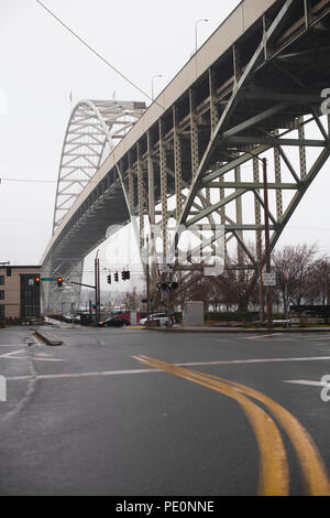La grande deux étages voûtés transport automobile célèbre Fremont pont sur la rivière Willamette à Portland en Oregon en ville par temps de pluie w Banque D'Images