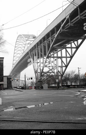 La grande deux étages voûtés transport automobile célèbre Fremont pont sur la rivière Willamette à Portland en Oregon en ville par temps de pluie w Banque D'Images