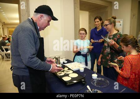 Invités spéciaux passent la nuit bénéficiant d'activités liées à l'histoire et de dormir dans la rotonde, accueil des chartes de liberté, suivi d'un petit déjeuner de crêpes servi par l'archiviste de l'United States David S. Ferriero aux Archives Nationales à Washington, DC, le 22 octobre 2016. Banque D'Images