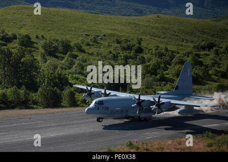 Le colonel Charles Moïse, le commandant du Groupe aérien maritime 41, 4e Escadre Un avion Marine terres C-130 sur la nouvelle piste pour la première fois au cours de préparation à l'innovante Vieux Port, de l'Alaska, le 7 août 2018. Cette année marque l'achèvement de l'extension de 2 000 pieds de piste du vieux port. (U.S. Marine Corps photo par Lance Cpl. Tessa D. Watts) Banque D'Images