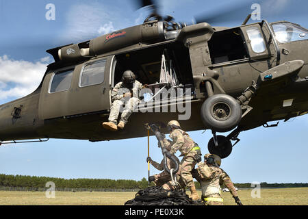 Réponse d'aviateurs, affecté à la 621e réponse d'aile de Travis Air Force Base, en Californie, s'assurent une cargaison à un hélicoptère Blackhawk UH-60 lors de l'exercice Northern Strike à Alpena préparation au combat au Centre, Michigan, le 8 août. Northern Strike est un solide exercice de préparation militaire coordonnée par le Michigan Army National Guard qui propose des multi-nationales et militaires travaillent ensemble pour l'intégration de la force totale. (U.S. Air Force photo de Tech. Le Sgt. Liliana Moreno) Banque D'Images