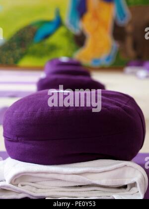 De couleur violet tapis de yoga et yoga coussin dans une salle de yoga. Banque D'Images