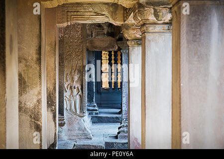 L'Apsara ou Deva un esprit féminin décorer la sculpture sur pilier de grès d'Angkor Wat, patrimoine mondial à Siem Reap, Cambodge Banque D'Images