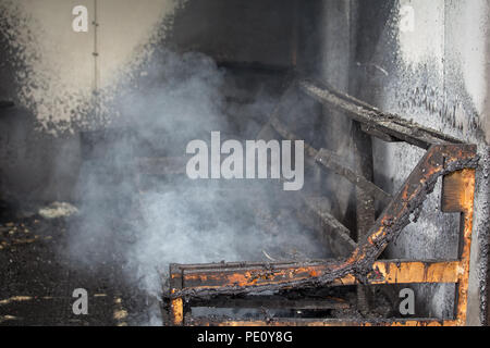 Président et les meubles dans la maison après avoir brûlé avec de la fumée et de la poussière en scène d'incendie criminel brûler bien sûr l'enquête Banque D'Images