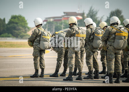 Ligne de force spéciale de police paratrooper des uniformes de camouflage tenir T-10 crochet ligne statique et parachute réserver dans ton cinéma with copy space Banque D'Images