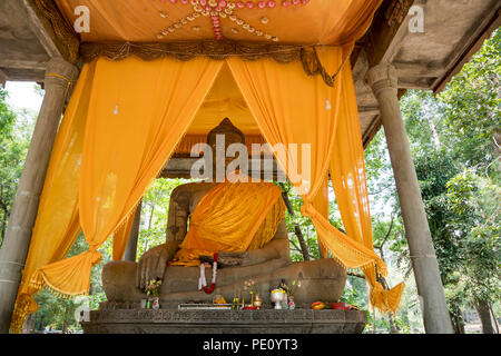 Les fidèles priant devant une grande statue de Bouddha assis jambes croisées, Wat Preah Ngok (ou Preah Ngoc), Angkor, Krong Siem Reap, Cambodge Banque D'Images