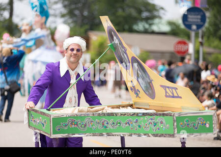 Cleveland, Ohio, USA - 9 juin 2018 l'homme fait semblant de jouer du piano portant une perruque blanche et violet lunettes au défilé du festival d'art abstrait le Circ Banque D'Images