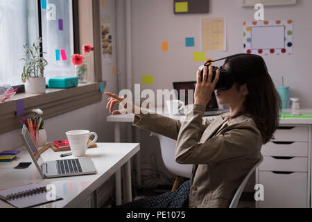 Designer de mode à l'aide de casque de réalité virtuelle Banque D'Images