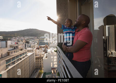 Père et fils jouant dans le balcon Banque D'Images