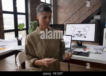 Verre Businesswoman using digital tablet Banque D'Images