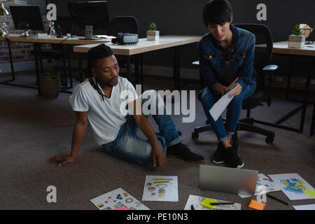 Businesswoman with digital tablet pc portable et discuter sur les documents Banque D'Images