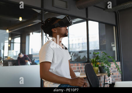 L'homme aux prises avec casque de réalité virtuelle Banque D'Images