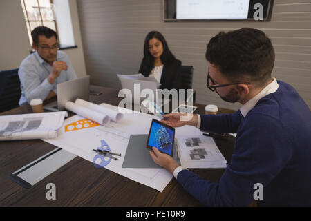 Les gens d'affaires travaillant dans la salle de réunion Banque D'Images