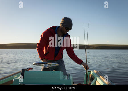 Man riding motorboat in river Banque D'Images