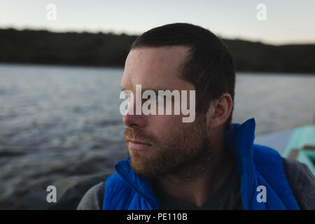 Homme voyageant en bateau à moteur Banque D'Images