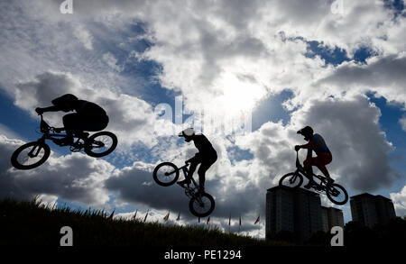 Les cavaliers sont silhouetté contre le ciel au cours de la 1/8 de finale hommes pendant dix jours des Championnats d'Europe 2018 à la Glasgow Centre BMX Piste. Banque D'Images