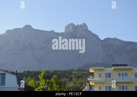 Belle maison moderne sur fond de montagnes, le coucher du soleil, l'été Banque D'Images