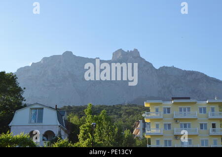 Belle maison moderne sur fond de montagnes, le coucher du soleil, l'été Banque D'Images