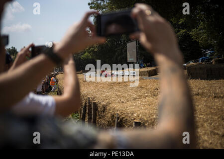 La foule regarder du sport cars race jusqu'à la course de la Goodwood Festival of Speed 2018. Banque D'Images