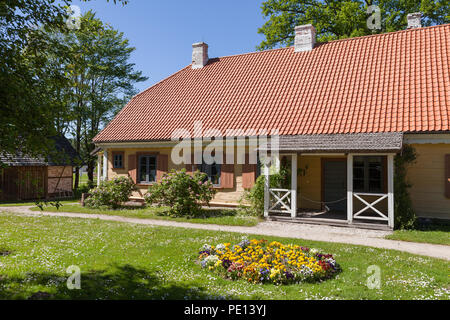 Vintage House traditionnel en bois avec des fleurs de verdure. Style de l'Europe du Nord. Banque D'Images