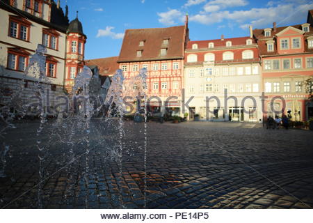 L'analyse des jets d'eau dans l'air à la place du marché dans la ville de Coburg, Allemagne sur une belle soirée d'été pendant une vague de chaleur Banque D'Images