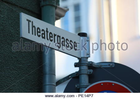 Un signe en allemand indiquant le nom d'une voie connue comme Theatergasse dans une ville en Allemagne Banque D'Images