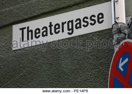 Un signe en allemand indiquant le nom d'une voie connue comme Theatergasse dans une ville en Allemagne Banque D'Images
