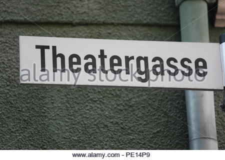 Un signe en allemand indiquant le nom d'une voie connue comme Theatergasse dans une ville en Allemagne Banque D'Images