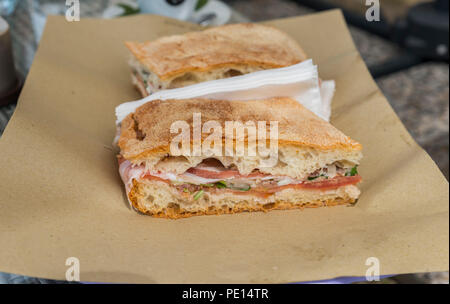 Focaccia italienne traditionnelle avec la farce jambon fromage tomate et fines herbes Banque D'Images