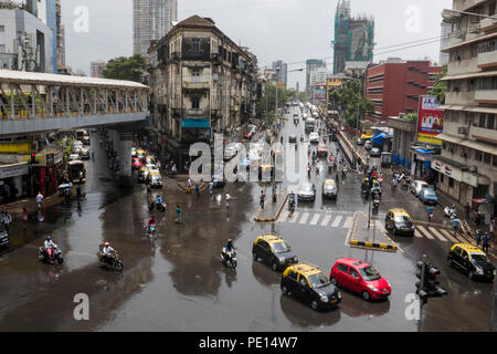 La circulation du centre-ville à Frere pont après la pluie de mousson à Mumbai, Inde Banque D'Images