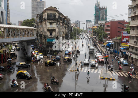La circulation du centre-ville à Frere pont après la pluie de mousson à Mumbai, Inde Banque D'Images