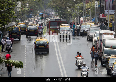 La circulation du centre-ville à Frere pont après la pluie de mousson à Mumbai, Inde Banque D'Images
