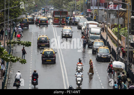 La circulation du centre-ville à Frere pont après la pluie de mousson à Mumbai, Inde Banque D'Images
