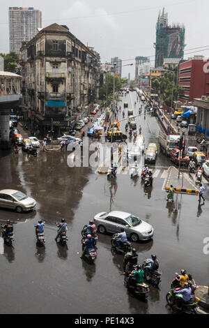 La circulation du centre-ville à Frere pont après la pluie de mousson à Mumbai, Inde Banque D'Images