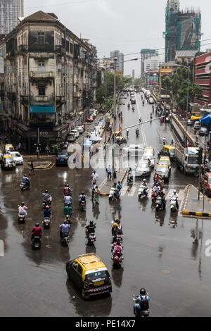 La circulation du centre-ville à Frere pont après la pluie de mousson à Mumbai, Inde Banque D'Images