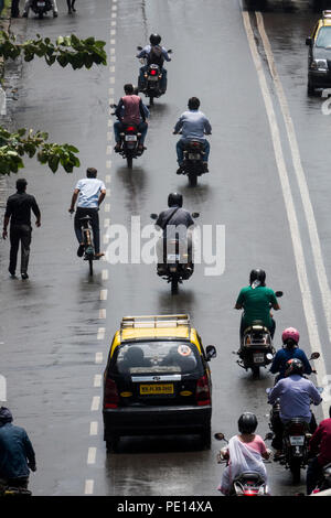 Taxi moto et la circulation sur le pont Frere à Mumbai, Inde Banque D'Images