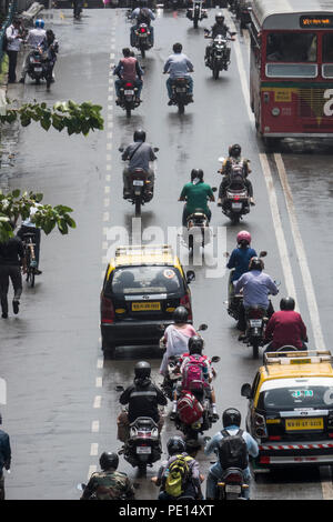 Taxi moto et la circulation sur le pont Frere à Mumbai, Inde Banque D'Images