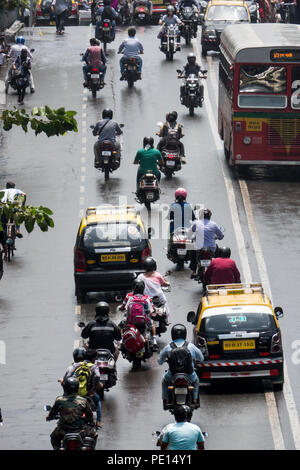 Taxi moto et la circulation sur le pont Frere à Mumbai, Inde Banque D'Images