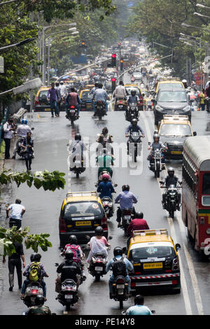 Taxi moto et la circulation sur le pont Frere à Mumbai, Inde Banque D'Images