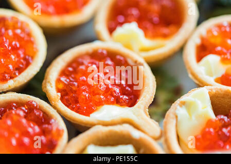 Tartelettes avec du caviar rouge et le beurre fermer Banque D'Images