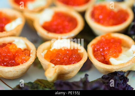 Tartelettes avec du caviar rouge et le beurre fermer Banque D'Images