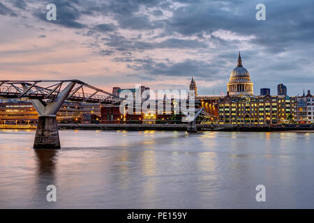 Le Millennium Bridge et de la cathédrale St Paul à Londres, au Royaume-Uni, au coucher du soleil Banque D'Images