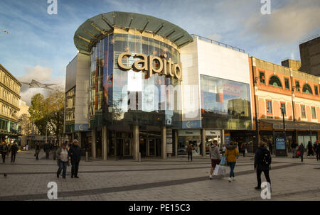 Vue paysage de la Capitol shopping centre à Queen Street dans le centre-ville de Cardiff Banque D'Images