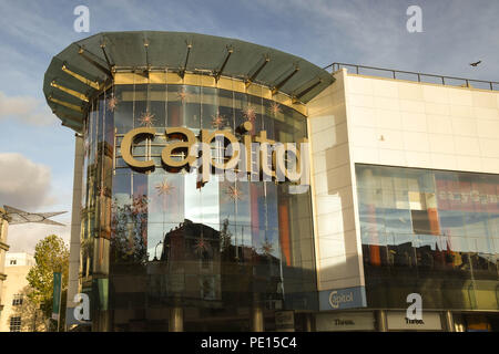 Vue paysage de la Capitol shopping centre à Queen Street dans le centre-ville de Cardiff Banque D'Images