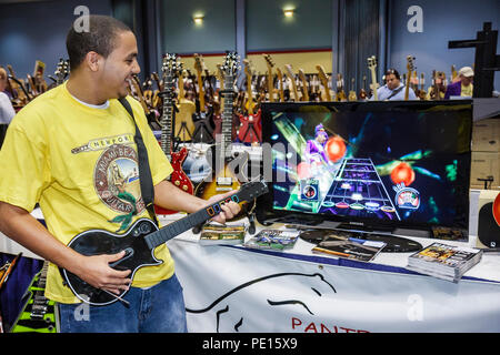 Florida,Miami Beach Convention Center,centre,Newport Guitar Festival,festivals foire,spectacle,instrument de musique,instruments,vendre,acheter,vendeurs,stall Banque D'Images