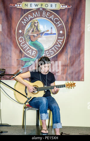 Miami Beach Florida,Convention Center,centre,Newport Guitar Festival,festivals foire,spectacle,instrument de musique,instruments,vendre,acheter,vendeurs,stall Banque D'Images