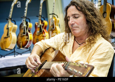 Miami Beach Florida,Convention Center,centre,Newport Guitar Festival,festivals foire,spectacle,instrument de musique,instruments,vendre,acheter,vendeurs,stall Banque D'Images